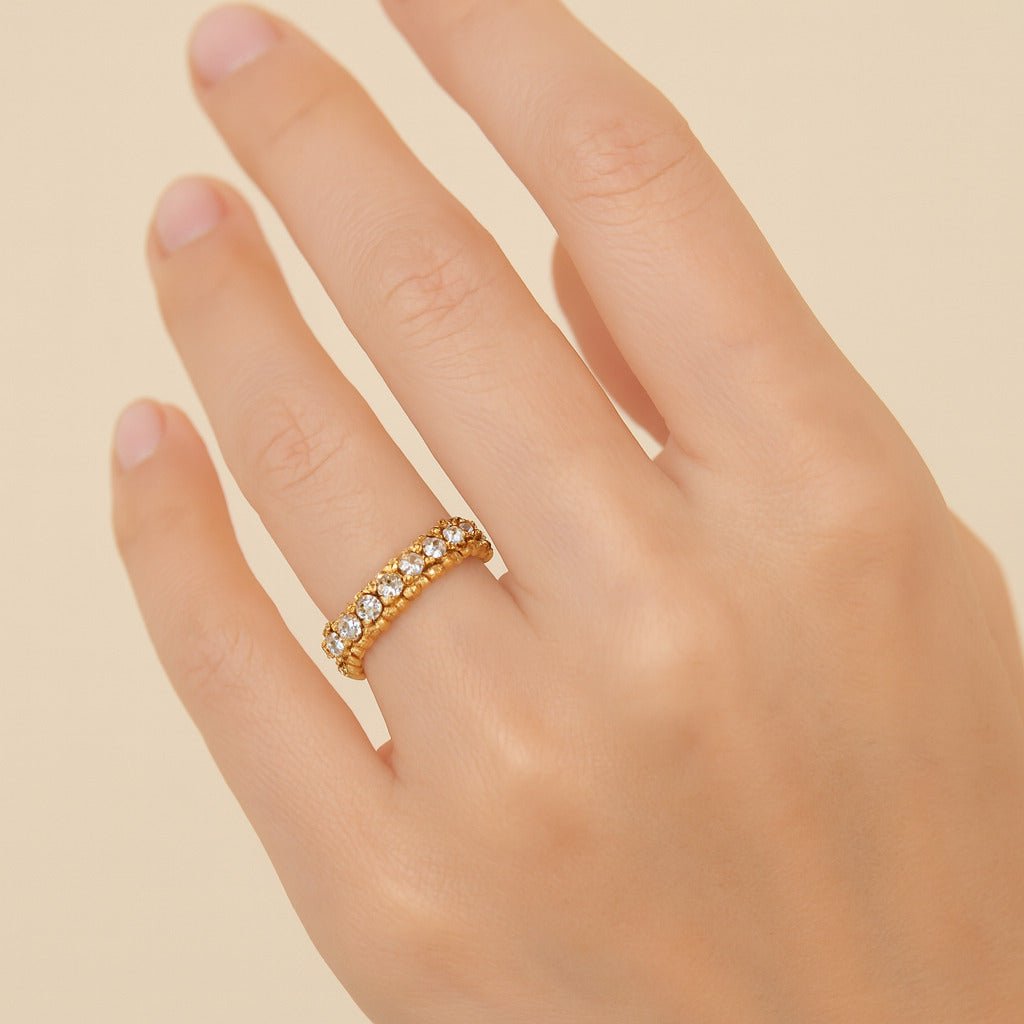 Anel dourado aparador Ayren cravejado de zircônia em semijoia premium