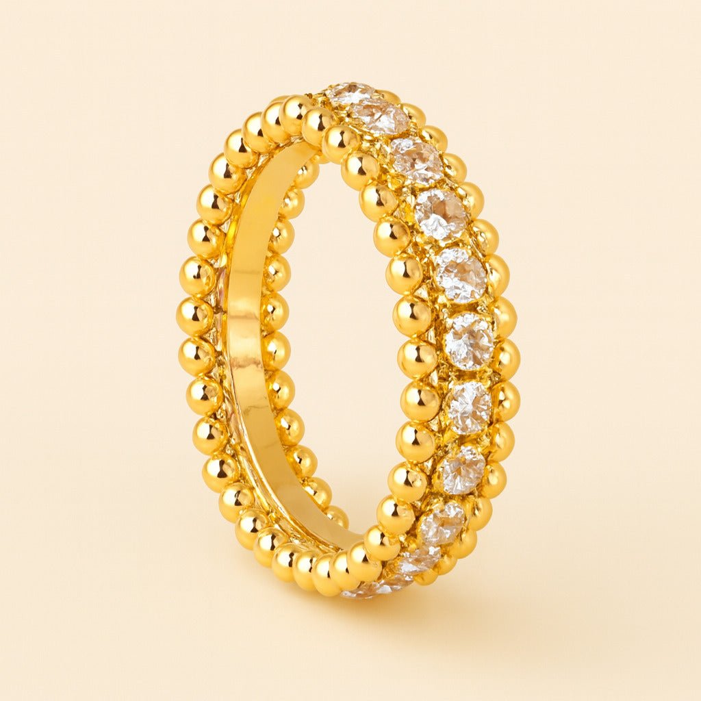 Anel dourado Ayren tipo aparador com zircônias delicadas