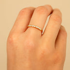 Anel dourado aparador de aliança com 7 pedras de zircônia cravejadas