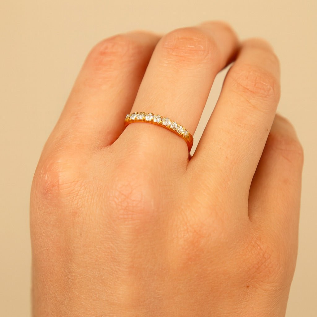 Anel dourado aparador de aliança com 7 pedras de zircônia cravejadas