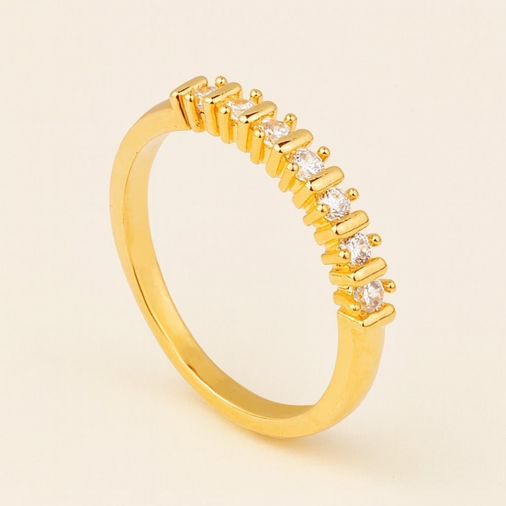 Anel aparador de aliança dourado com 7 zircônias em semijoia premium