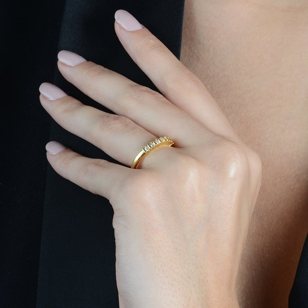 Detalhe do anel dourado aparador de aliança com 7 zircônias