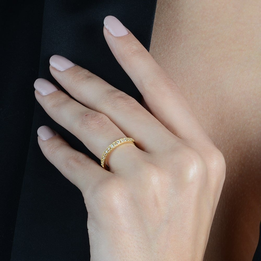 Detalhe do anel dourado Ayren aparador de aliança com zircônia