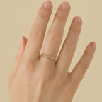 Anel dourado aparador de aliança Ayren cravejado de zircônia elegante