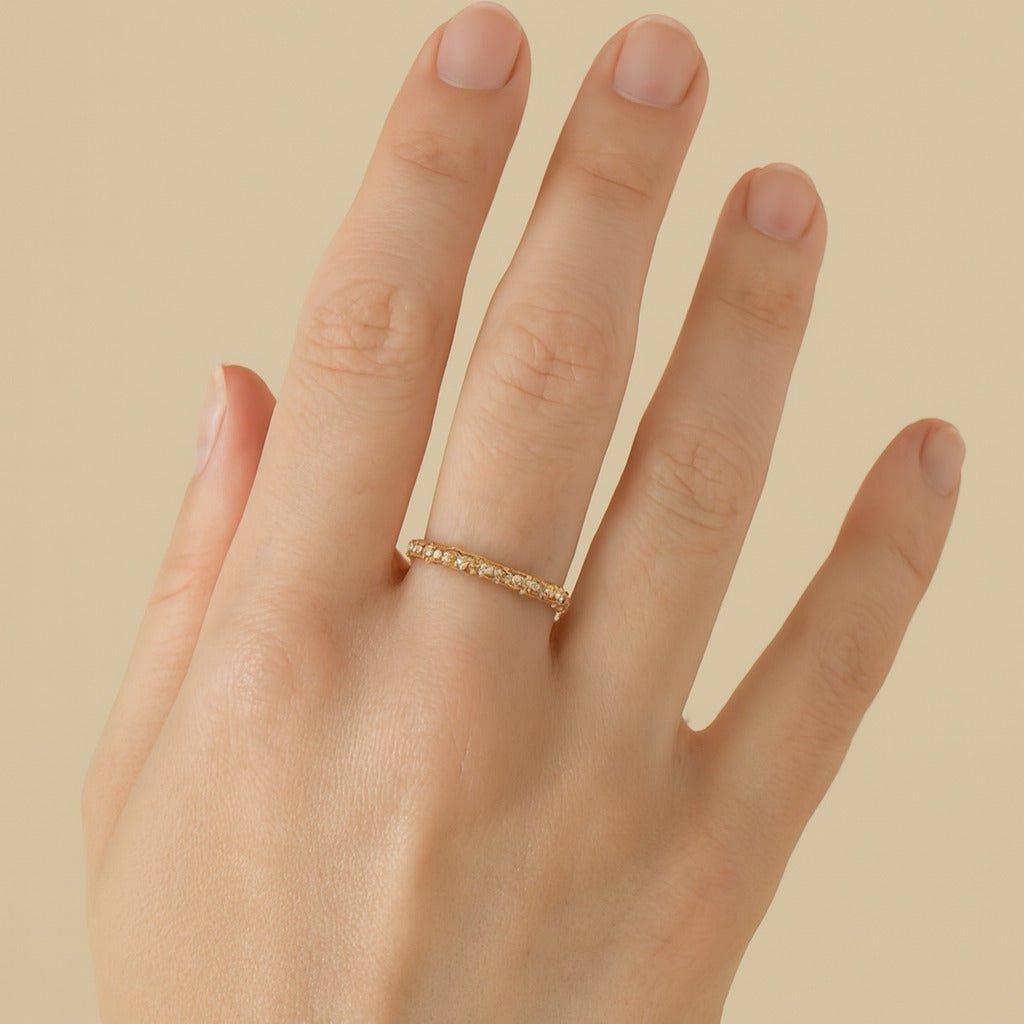 Anel dourado aparador de aliança Ayren cravejado de zircônia elegante