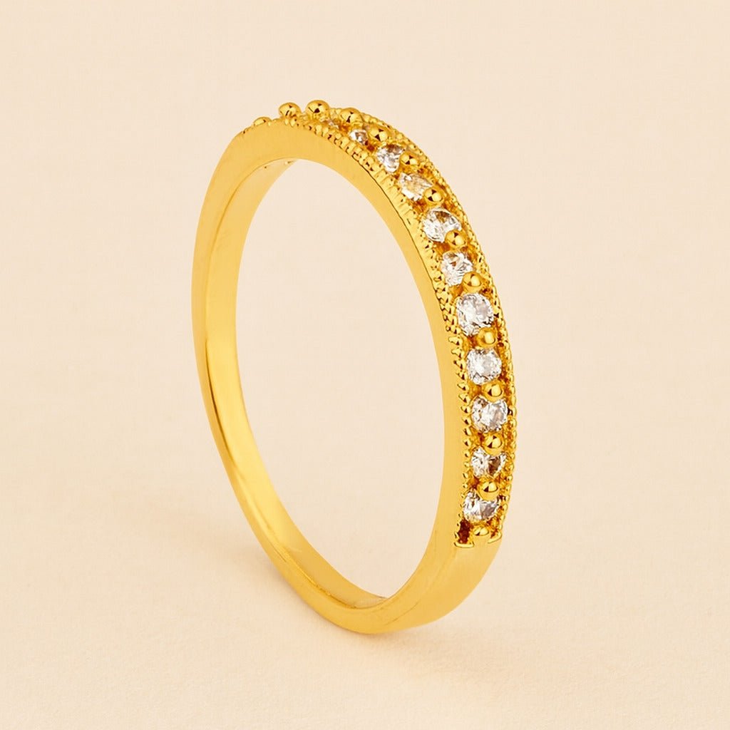 Anel dourado aparador de aliança Ayren cravejado de zircônia elegante