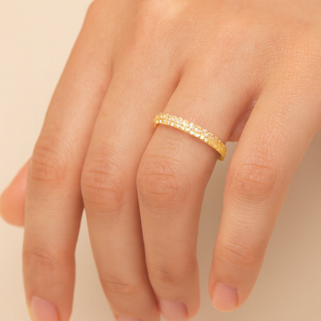 Anel Dourado Aparador de Aliança Duplo Cravejado de Zircônia Auryn - Minha loja