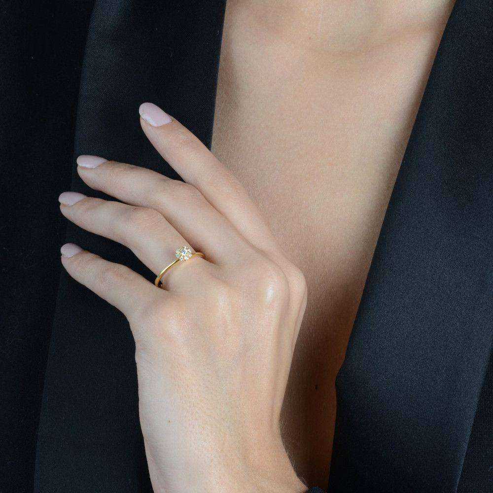 Anel Dourado com 9 Pedras de Zircônia Auryn - Minha loja