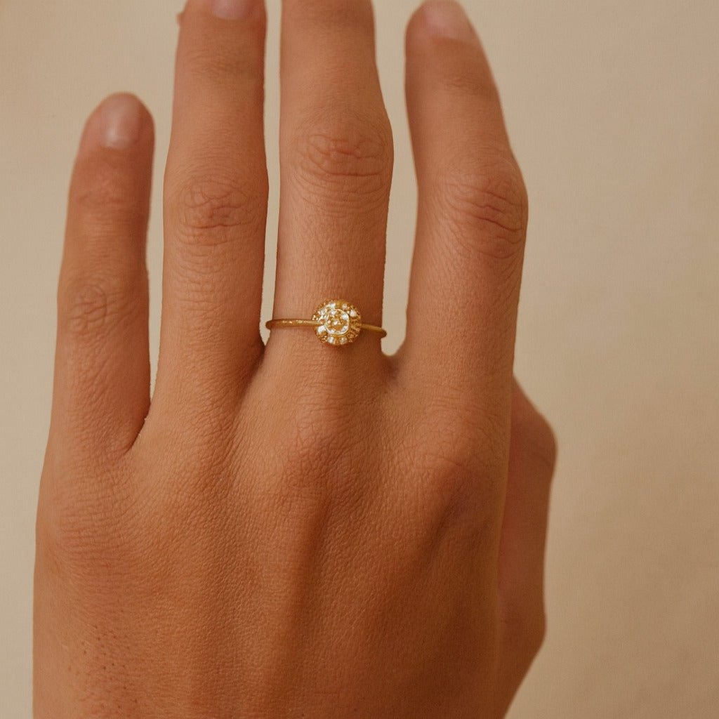 Anel Dourado com 9 Pedras de Zircônia Auryn - Minha loja