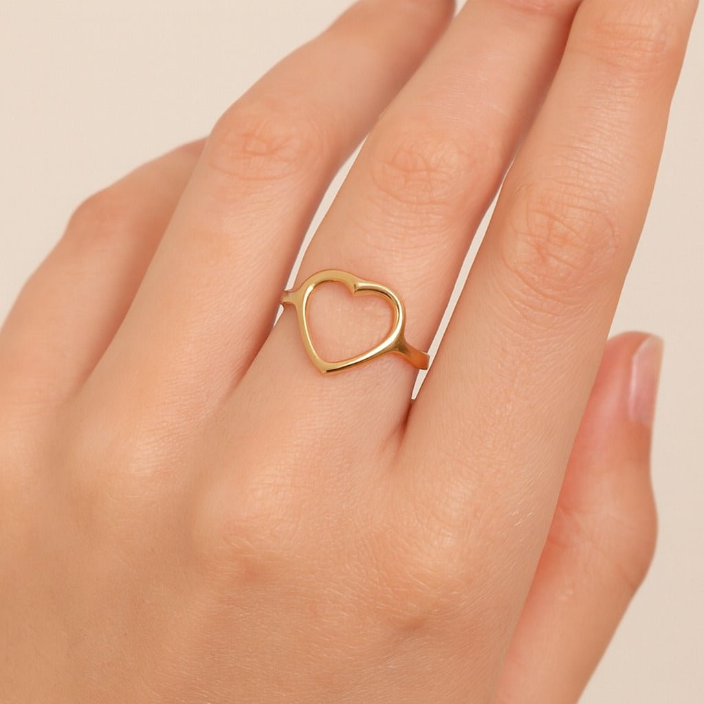 Anel dourado de coração Ayren Premium com design delicado e elegante