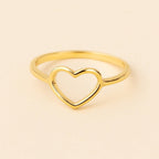 Anel dourado Ayren Premium em formato de coração em semijoia sofisticada