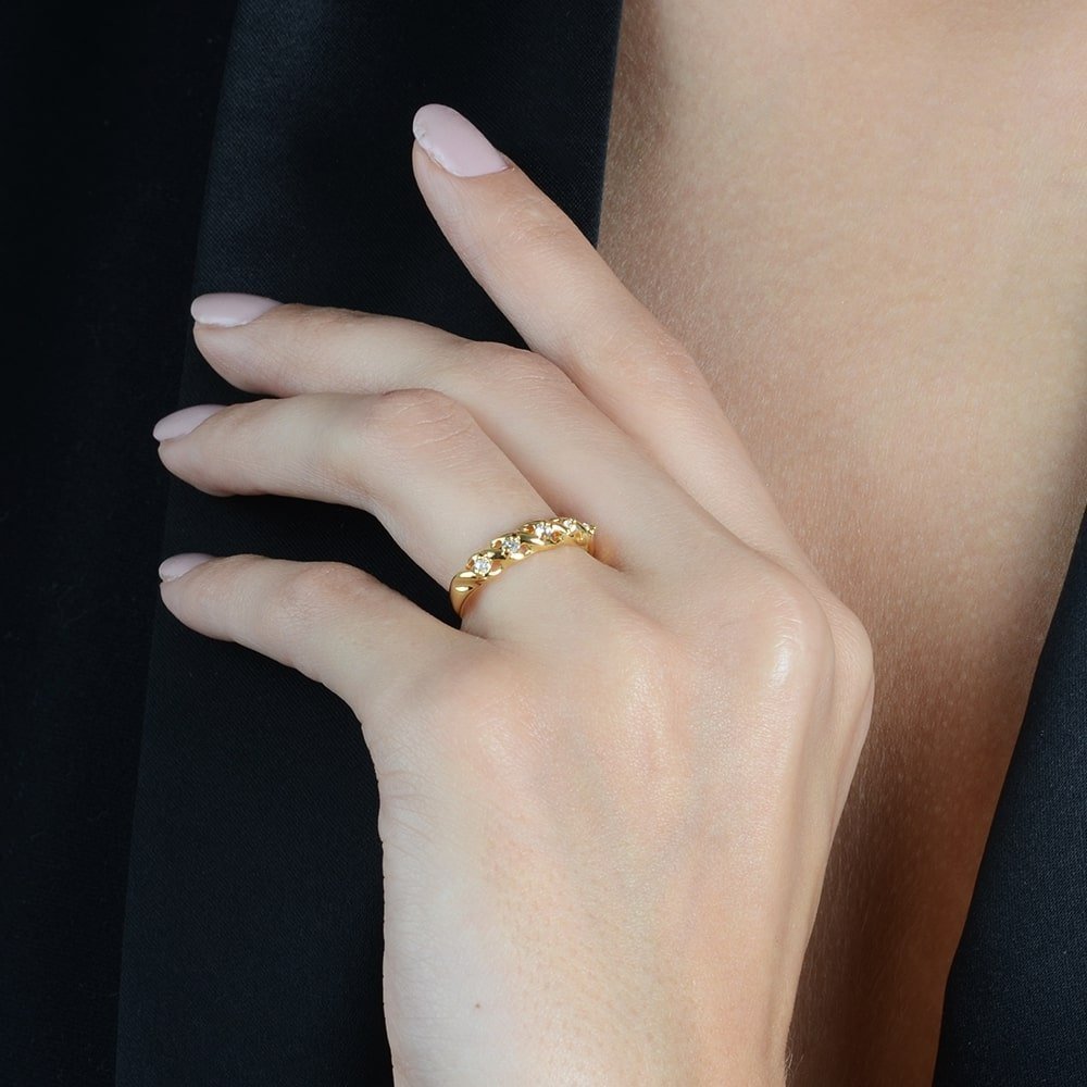 Anel Dourado Meia Aliança 5 Pedras de Zircônia Ayren - Minha loja