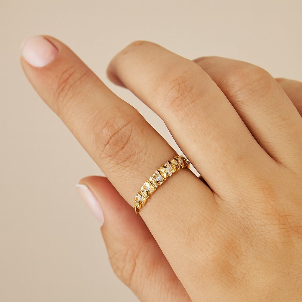 Anel Dourado Meia Aliança 5 Pedras de Zircônia Ayren - Minha loja