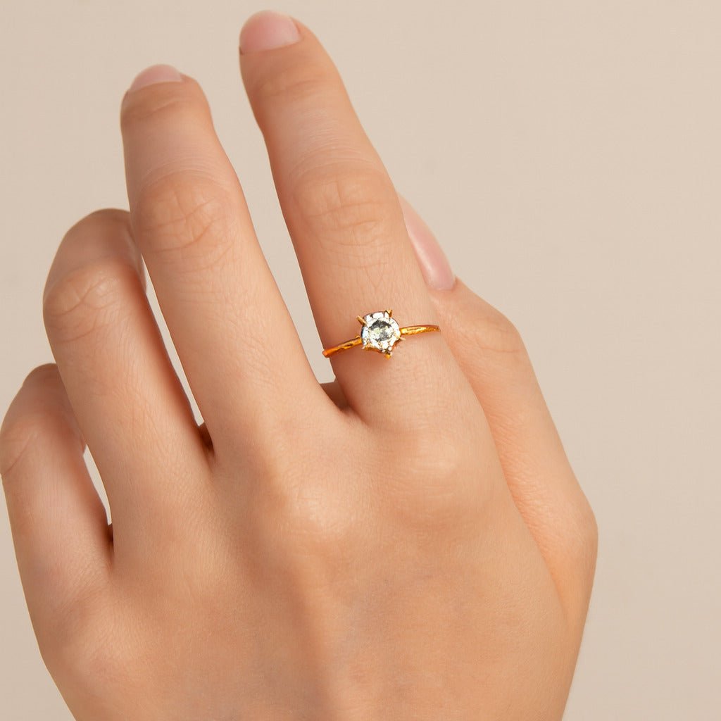 Anel Dourado Solitário com Pedra de Zircônia Auryn - Minha loja