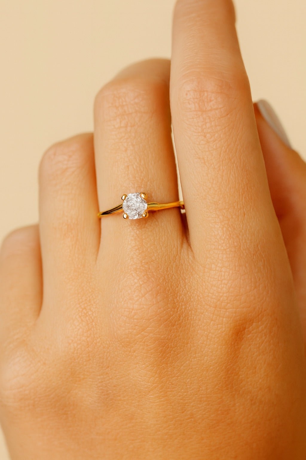 Anel dourado solitário Ayren com pedra pequena de zircônia