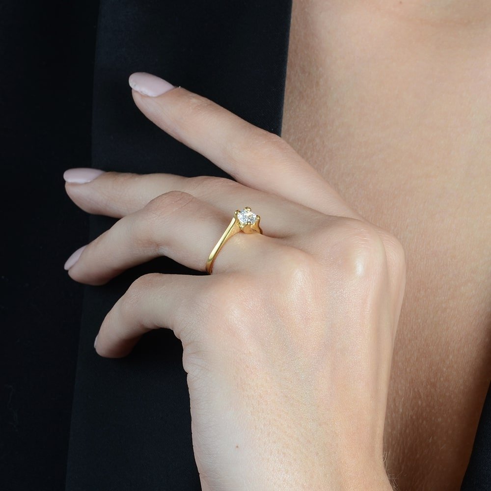 Detalhe do anel dourado Ayren solitário com zircônia pequena