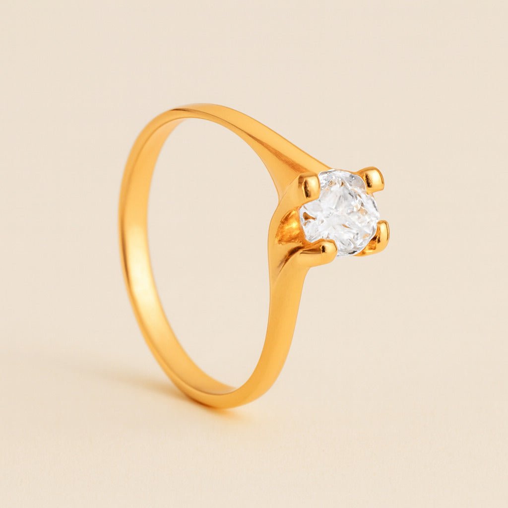 Anel dourado Ayren solitário com zircônia pequena e delicada