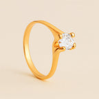 Anel dourado Ayren solitário com zircônia pequena e delicada