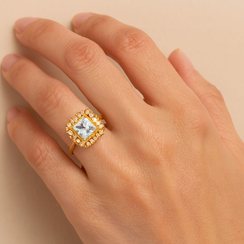 Anel Dourado Solitário com Zircônia Auryn - Minha loja