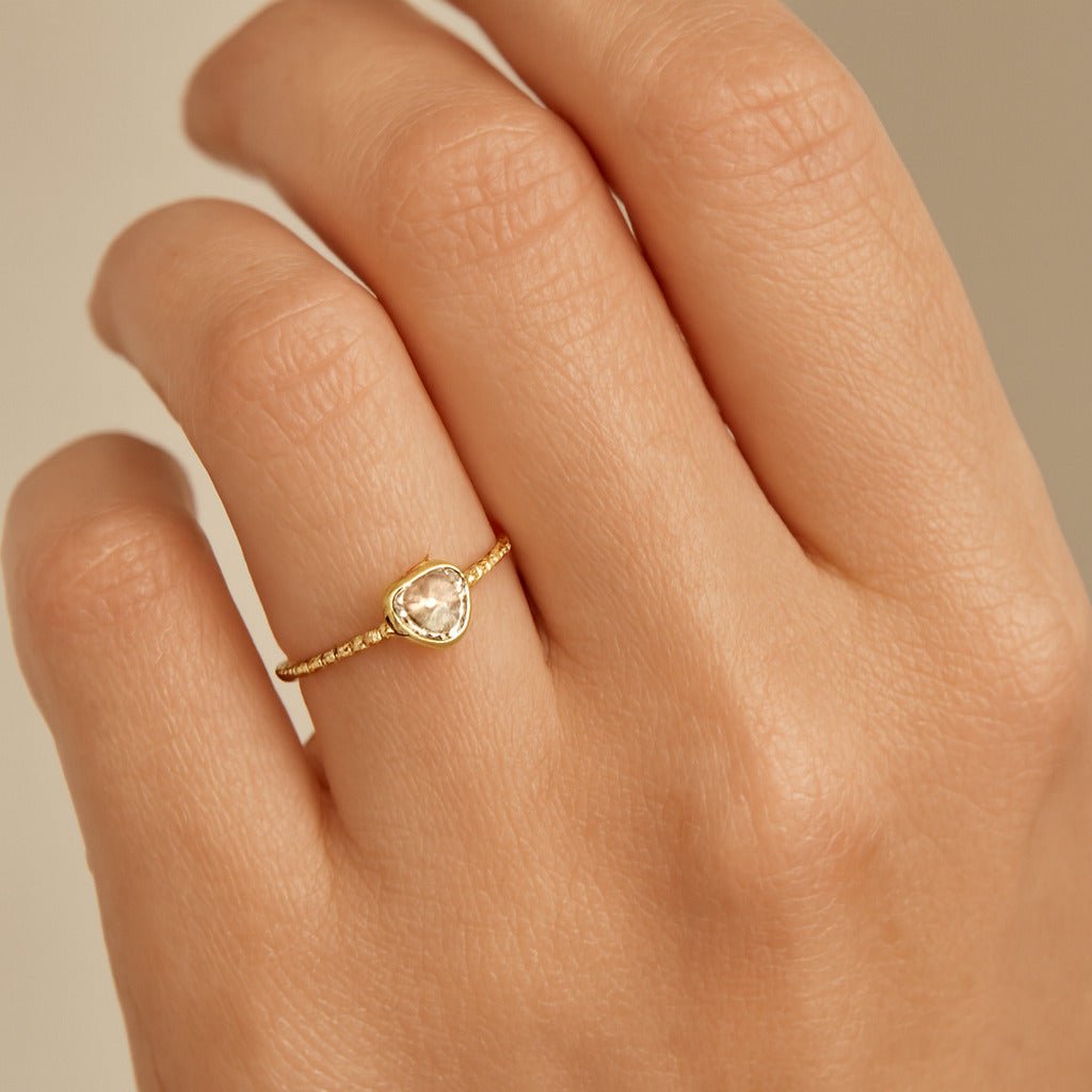 Anel Dourado Solitário de Coração em Zircônia Auryn - Minha loja