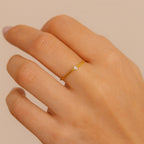 Anel dourado solitário delicado Auryn com zircônia brilhante