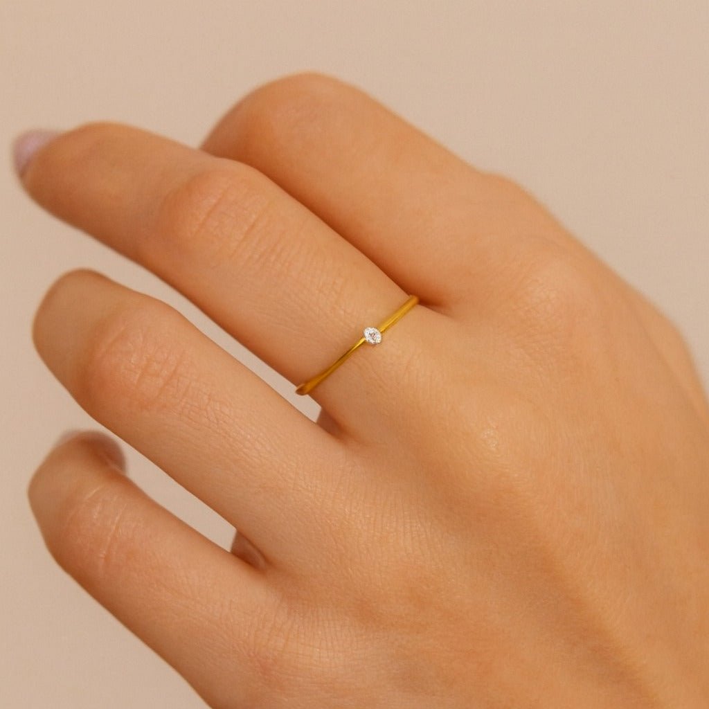 Anel dourado solitário delicado Auryn com zircônia brilhante