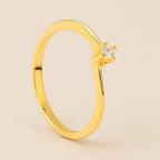 Anel dourado Auryn solitário delicado com zircônia em semijoia premium