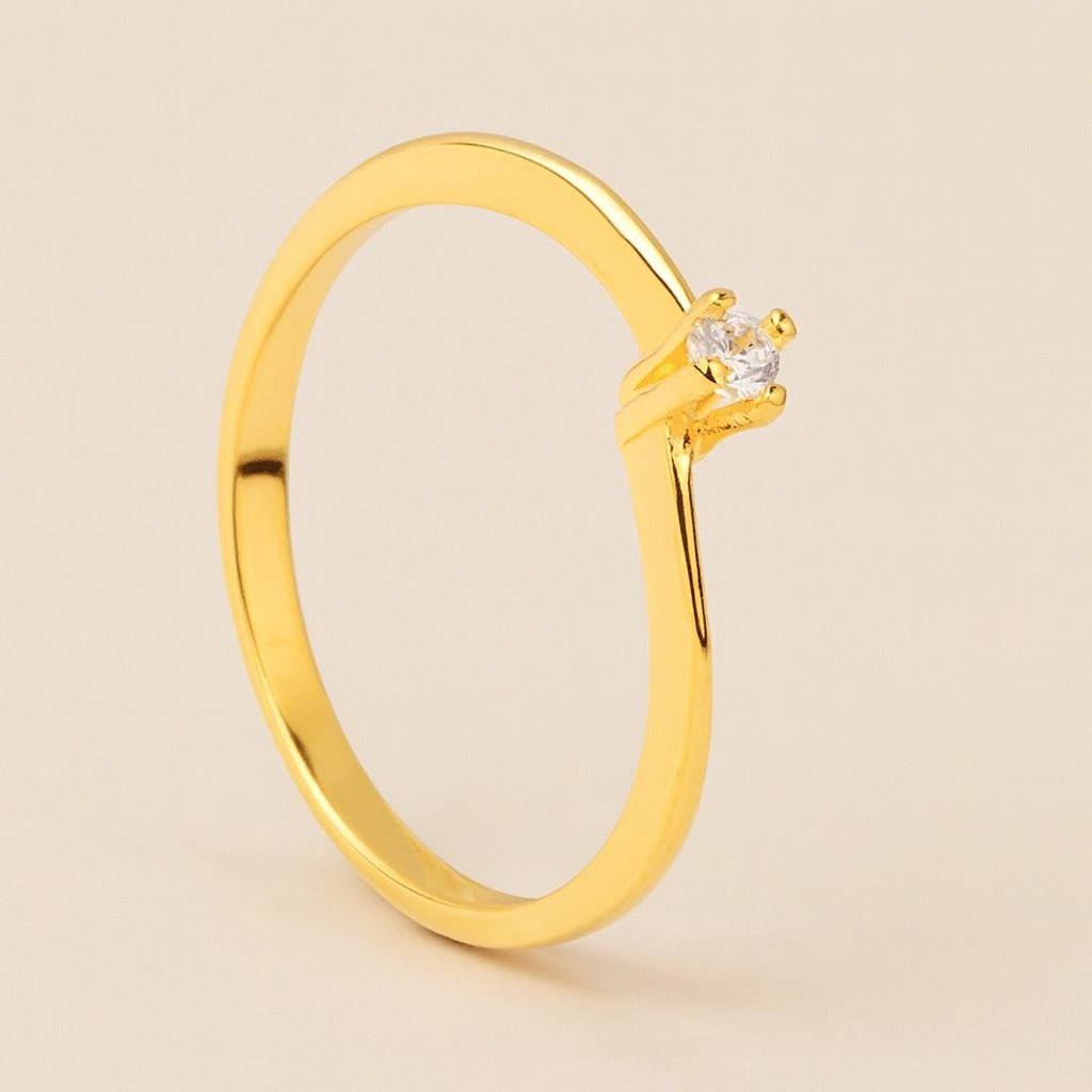 Anel dourado Auryn solitário delicado com zircônia em semijoia premium