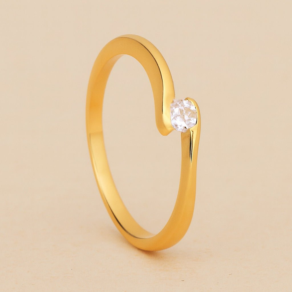 Anel dourado Auryn solitário ponto de luz em zircônia delicada