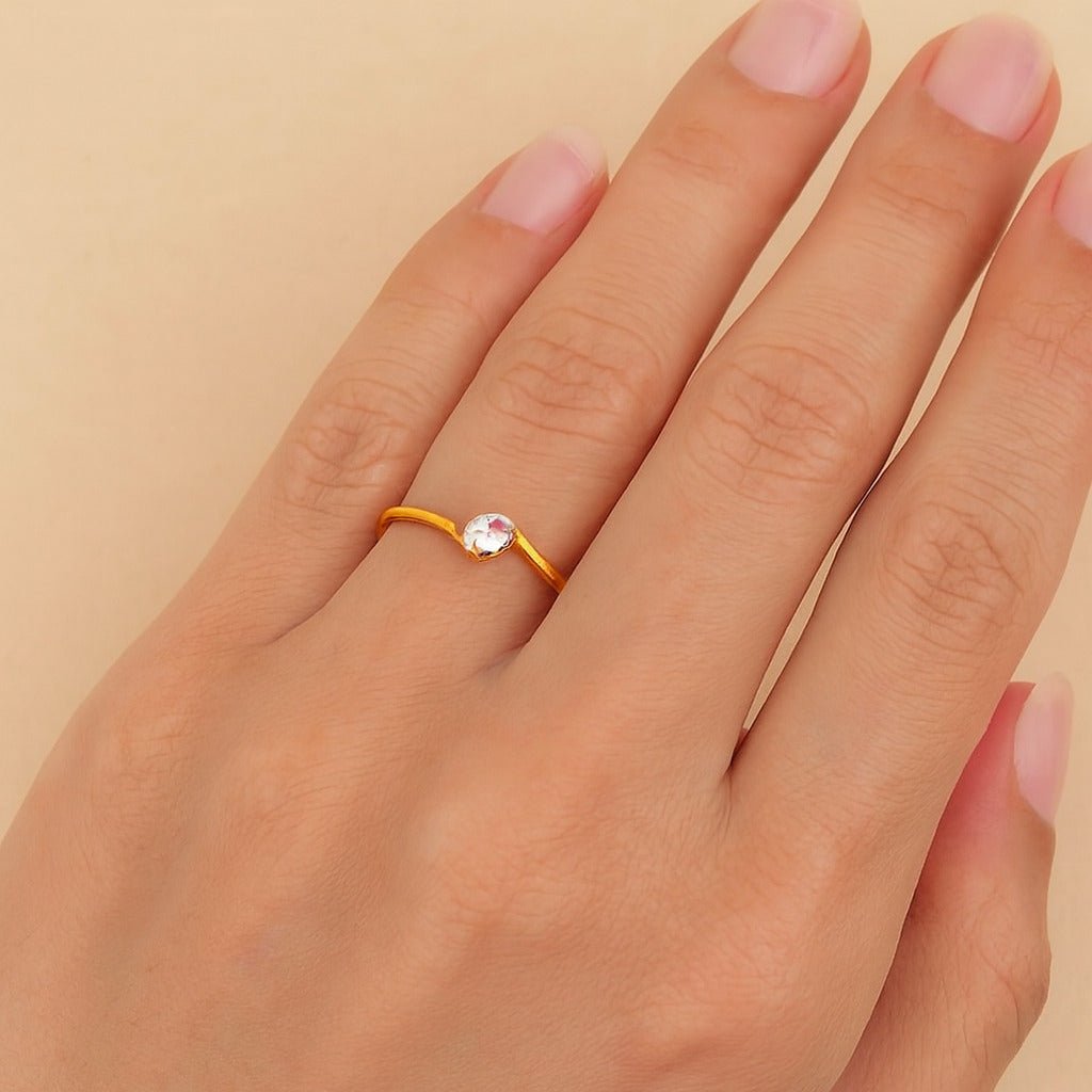 Anel dourado solitário ponto de luz Auryn com zircônia brilhante
