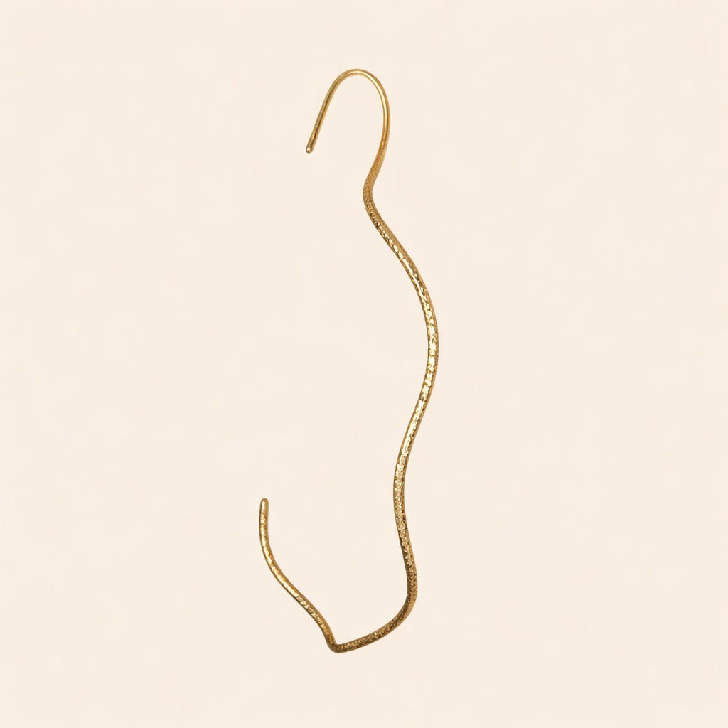 Argola Dourada Ondulada Assimétrica Auryn - Minha loja