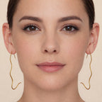 Argola Dourada Ondulada Assimétrica Auryn - Minha loja