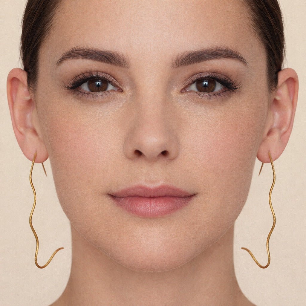 Argola Dourada Ondulada Assimétrica Auryn - Minha loja