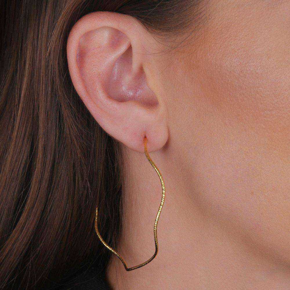 Argola Dourada Ondulada Assimétrica Auryn - Minha loja