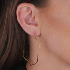 Argola Dourada Ondulada Assimétrica Auryn - Minha loja