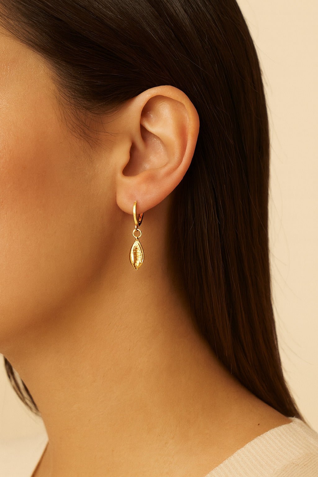 Brinco Dourado de Argola com Corrente Esferas e Pérolas Auryn - Minha loja