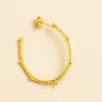 Brinco Dourado de Argola com Corrente Esferas e Pérolas Auryn - Minha loja