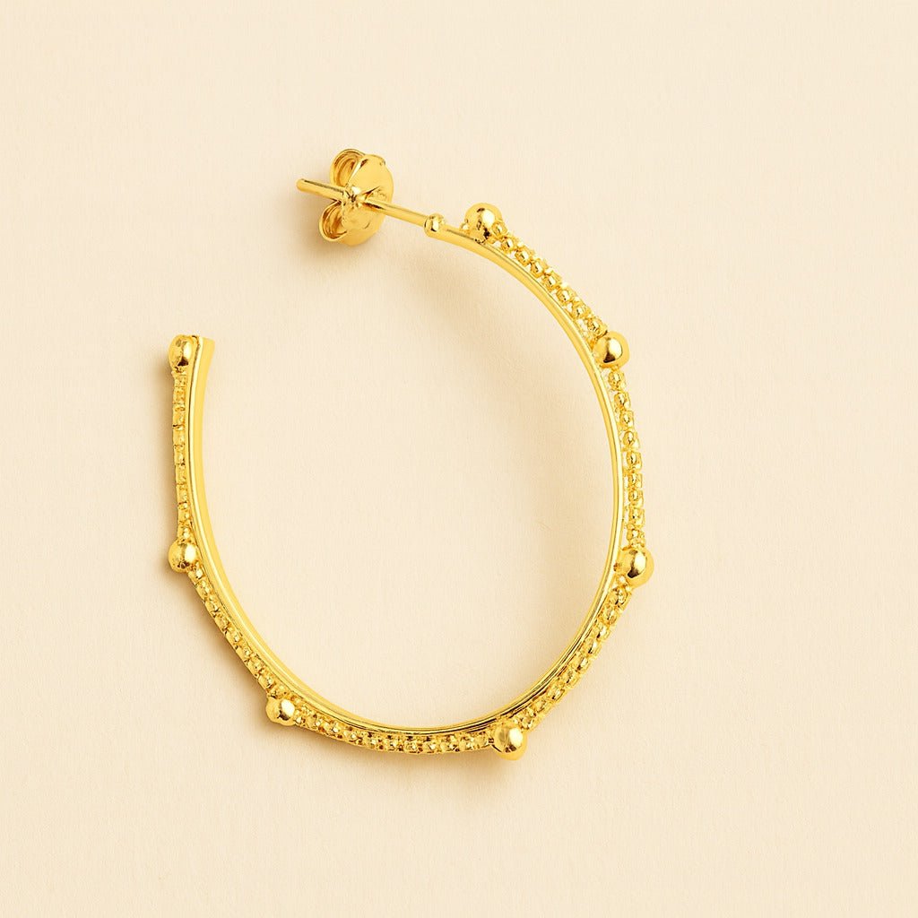 Brinco Dourado de Argola com Corrente Esferas e Pérolas Auryn - Minha loja