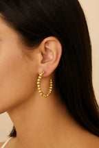 Brinco Dourado de Argola Cravejado de Bolas Auryn - Minha loja