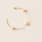 Brinco Dourado de Argola Grande Com Pérolas Auryn - Minha loja