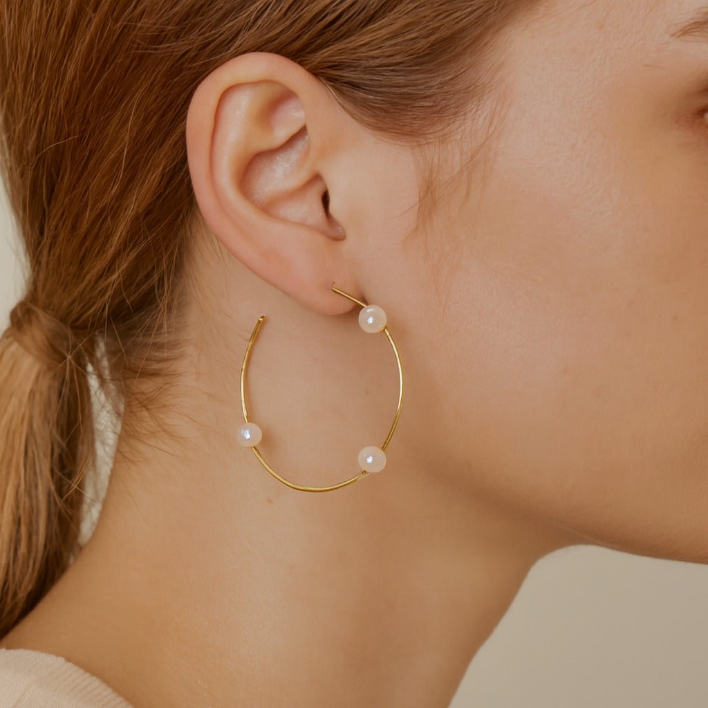 Brinco Dourado de Argola Grande Com Pérolas Auryn - Minha loja