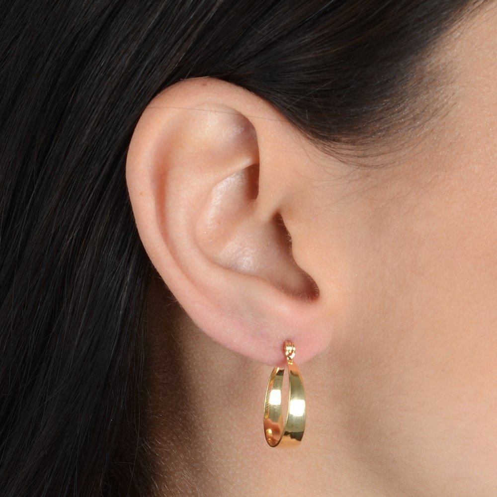 Detalhe do brinco dourado Auryn argola média lisa chapada