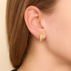 Brinco dourado de argolinha Auryn com 14 pedras de zircônia cravejadas