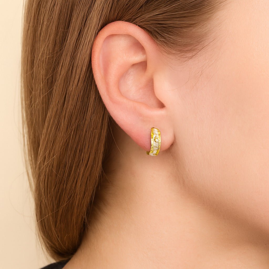 Brinco dourado de argolinha Auryn com 14 pedras de zircônia cravejadas