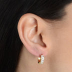 Detalhe do brinco argolinha dourado Auryn com zircônias brilhantes