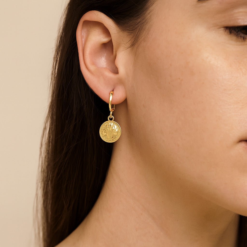 Brinco Dourado de Argolinha Com Medalha Religiosa Auryn - Minha loja