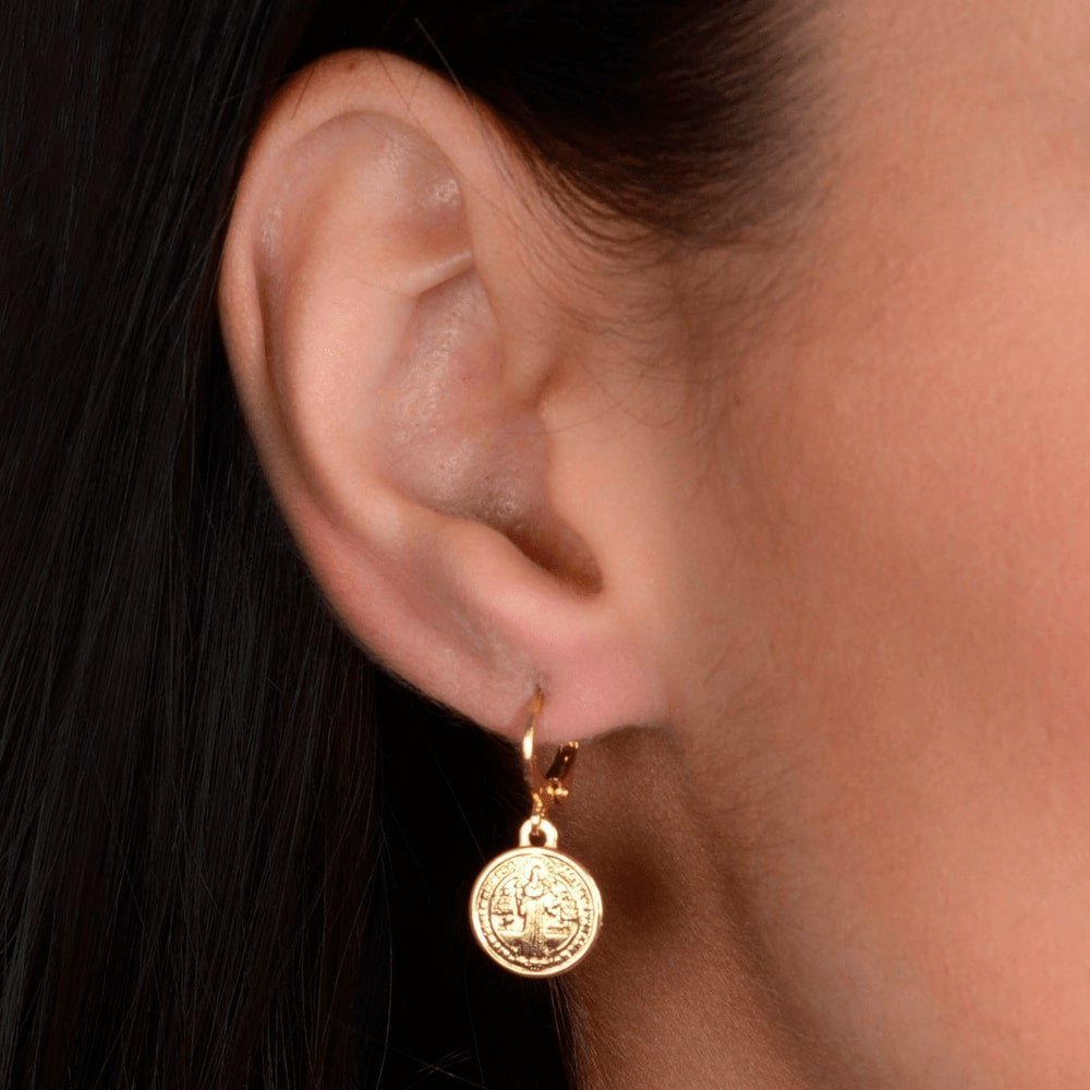 Brinco Dourado de Argolinha Com Medalha Religiosa Auryn - Minha loja