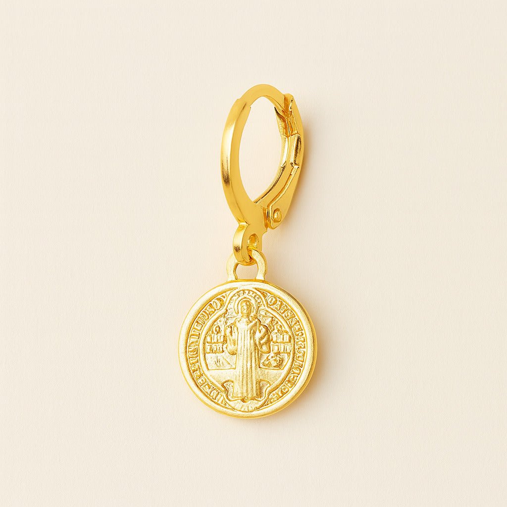 Brinco Dourado de Argolinha Com Medalha Religiosa Auryn - Minha loja