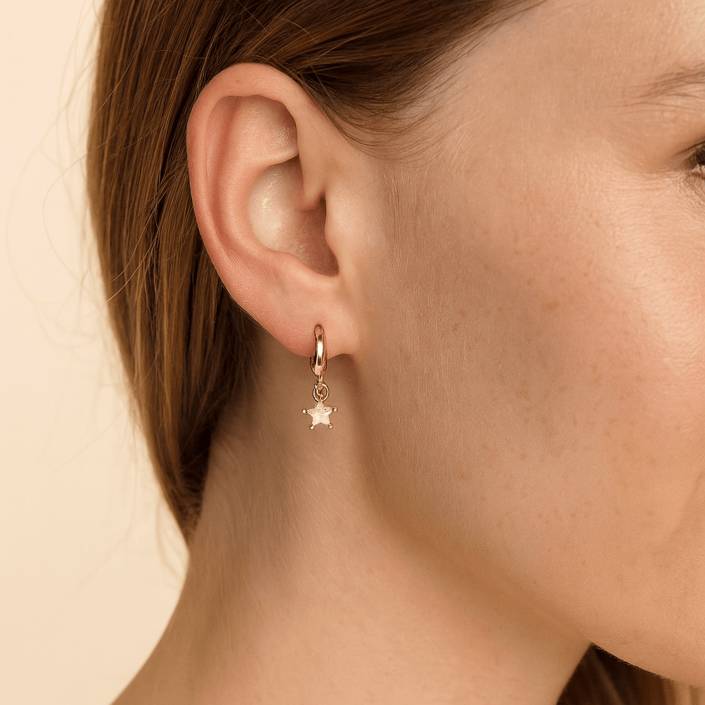 Brinco dourado de argolinha Auryn com zircônia em formato de estrela