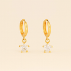 Detalhe do brinco argolinha dourado Auryn com zircônia estrela